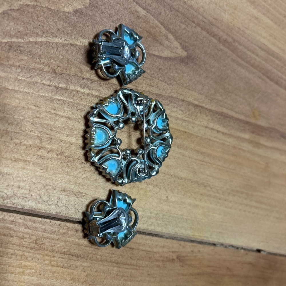 Vintage Kramer Broach and clip on earrings Floral Set - Picture 6 of 6